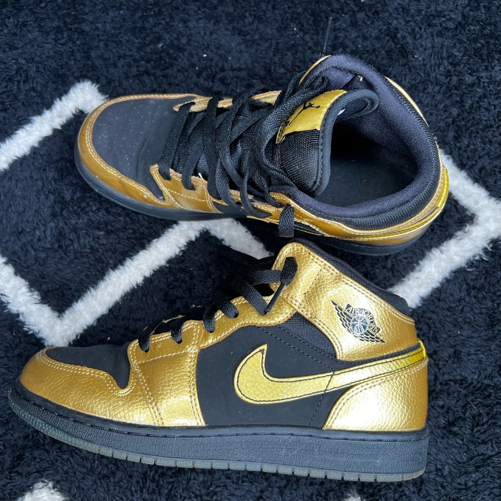 Jordan 1 sneakers in Black and Gold